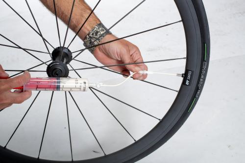 Die Tubeless-Flüssigkeit ins Laufrad-Reifen-System einfüllen.